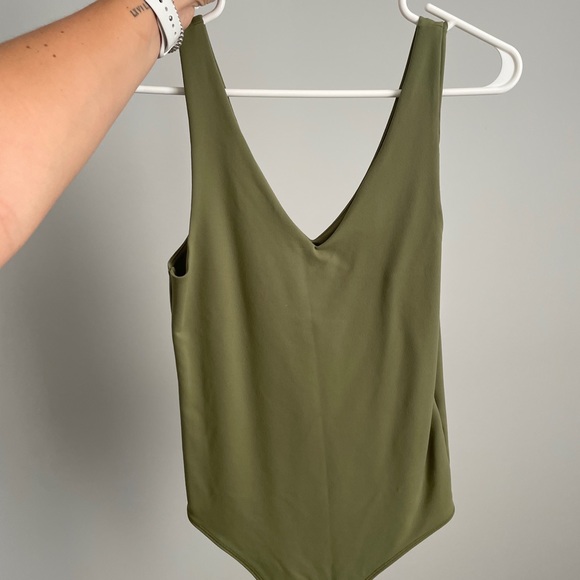 Double-Layered Seamless Fabric V-Neck Bodysuit - Picture 2 of 5